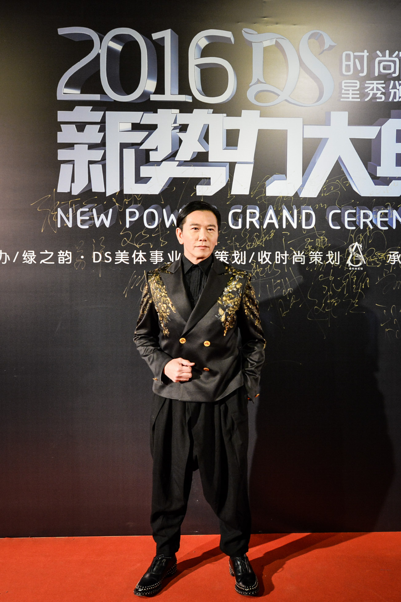 香港王牌巨星温兆伦亮相红毯
