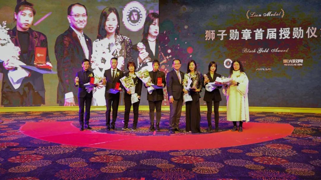 狮子徽章的授勋嘉宾是国际技师协会大中华区秘书长孙小平女士、尼康映像仪器销售(中国)有限公司董事副总经理藤原贯太郎先生、中国人像摄影杂志社社长丰硕女士,分别为入选人Laili Lau. 莱利·劳女士、何连海先生、邬慎杰先生、涂松泽先生、杨子坤女士、蕈菱莉女士授勋。